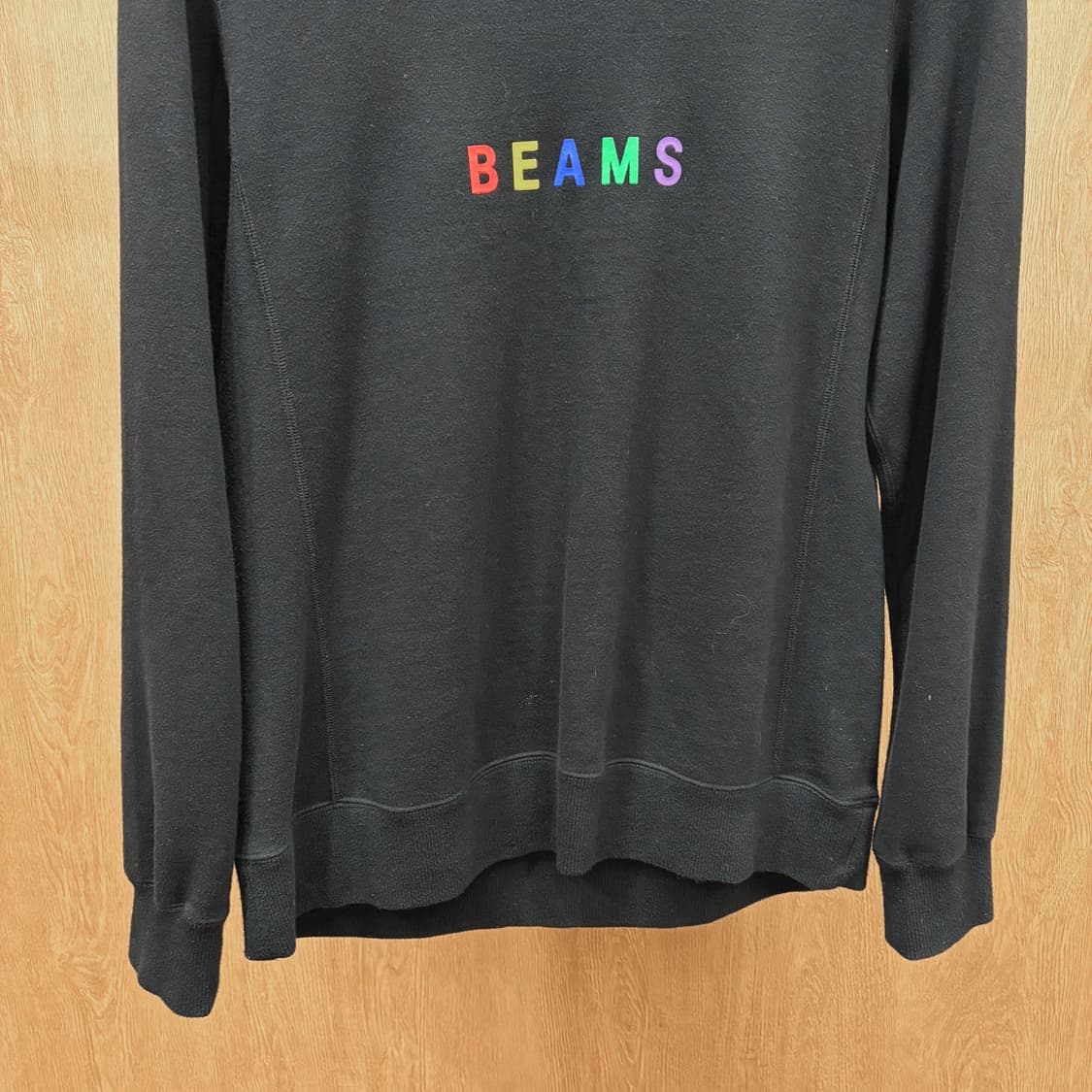빔즈 코튼 긴팔 맨투맨 멀티 컬러 로고 자수 디테일 레귤러핏 블랙 상품이미지5