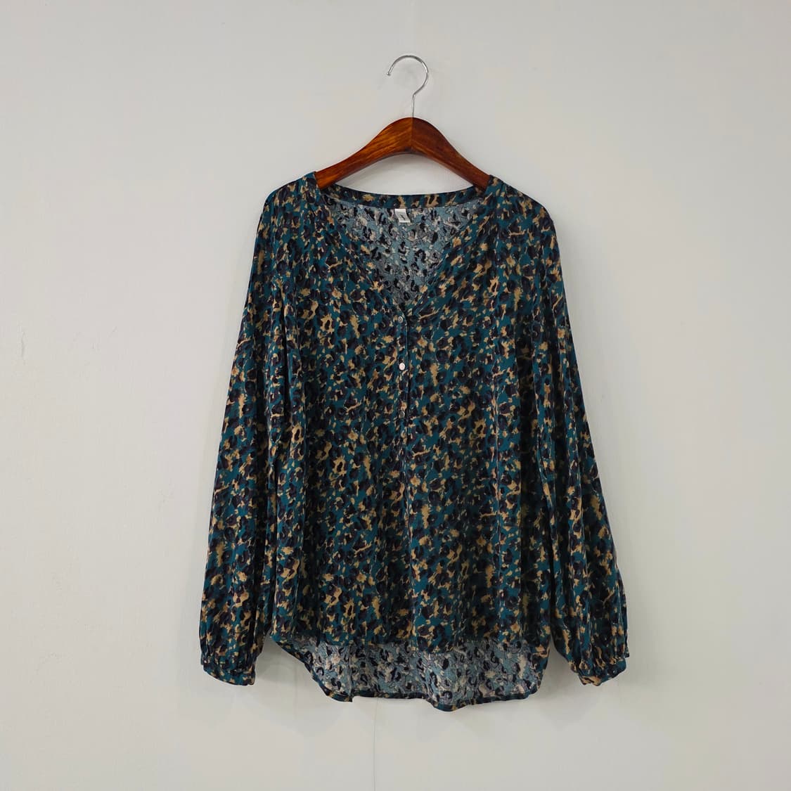  soyaconcept 레오파드 패턴 브이넥 블라우스 상품이미지1