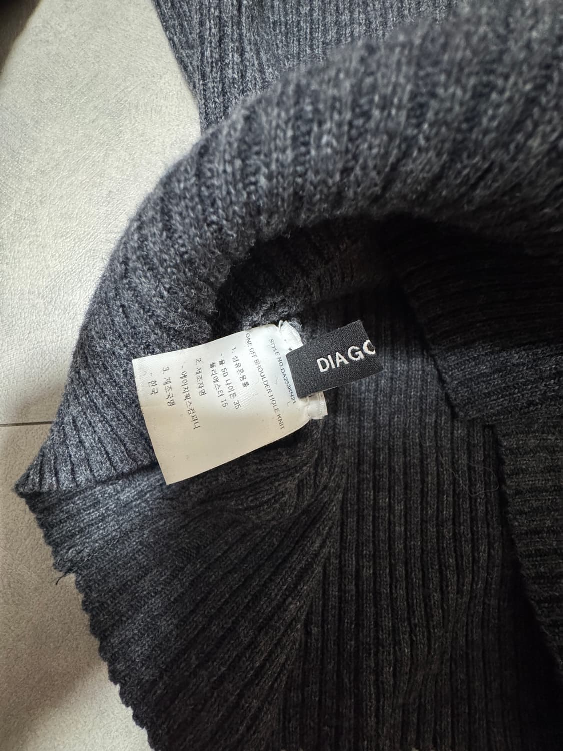 다이애그널 ONE OFF SHOULDER HOLE KNIT 상품이미지2