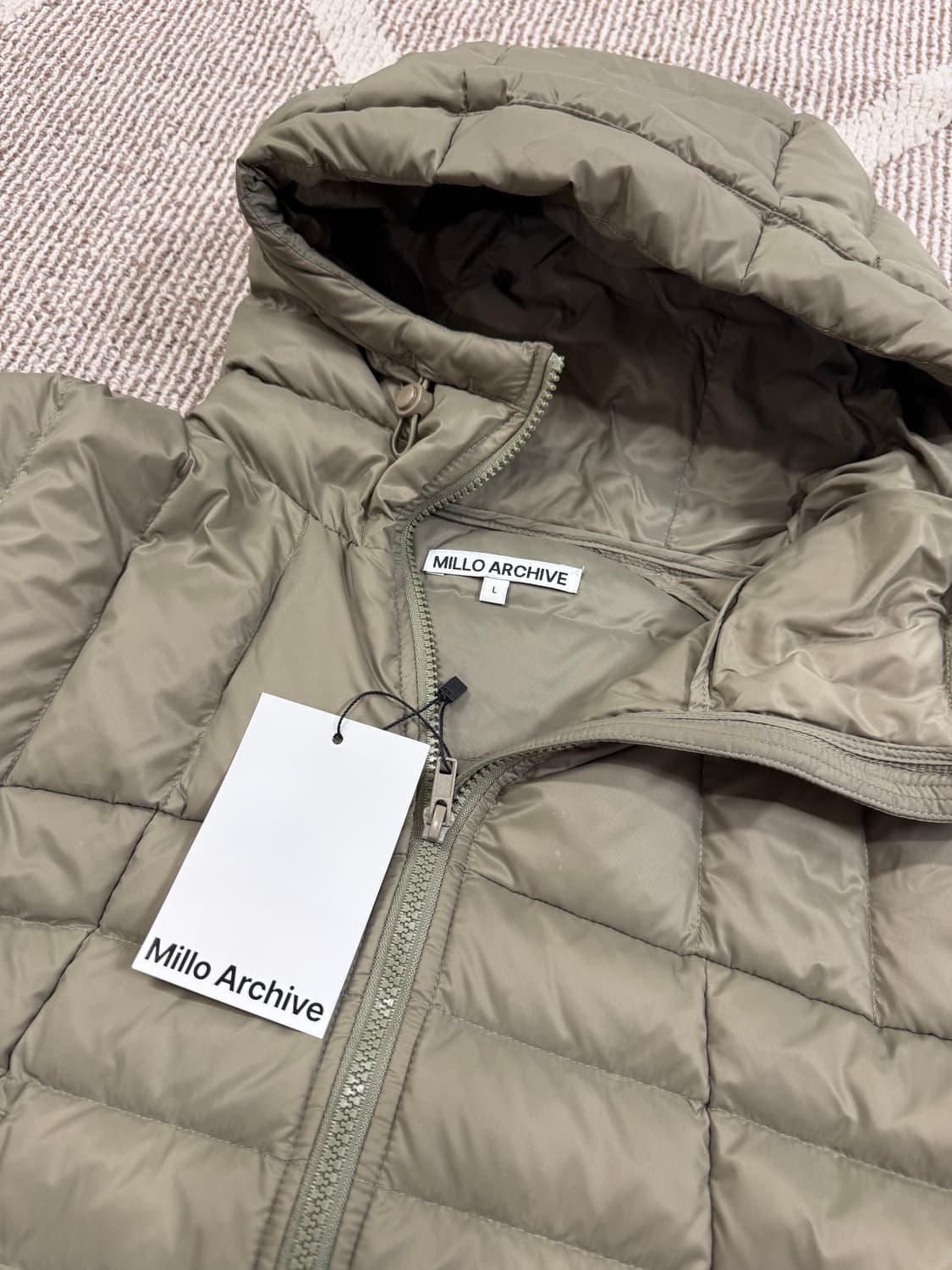 [새제품/L] 밀로아카이브 덕다운 경량패딩 - 카키 그레이 상품이미지4