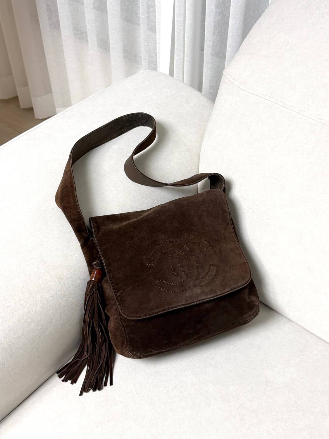 샤넬 스웨이드 CC 로고 테슬 플랩 숄더백 상품이미지1