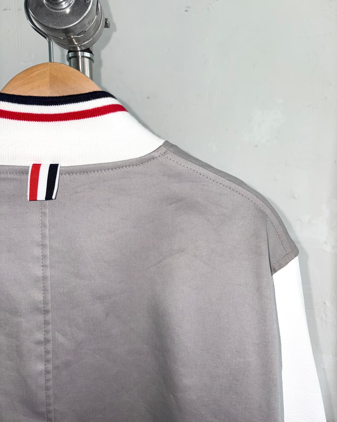 Thom Browne 톰브라운 그레이 레더 바시티 자켓 상품이미지8
