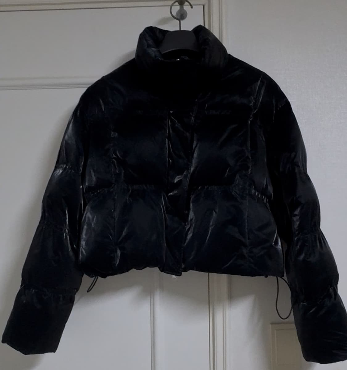 숏패딩 헬레네파리스 벨벳티 크롭 웰론 푸퍼(블랙) 상품이미지2