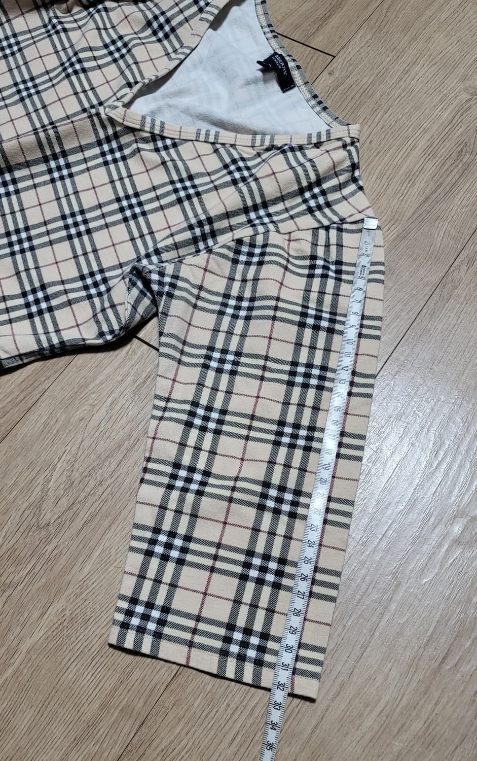 버버리 체크 V넥 7부 크롭 배꼽 티셔츠. 상품이미지6