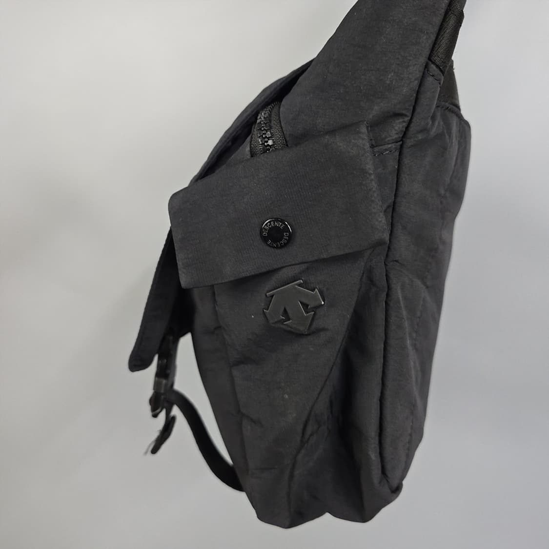 데상트 듀얼리스 메신저백 블랙 상품이미지5