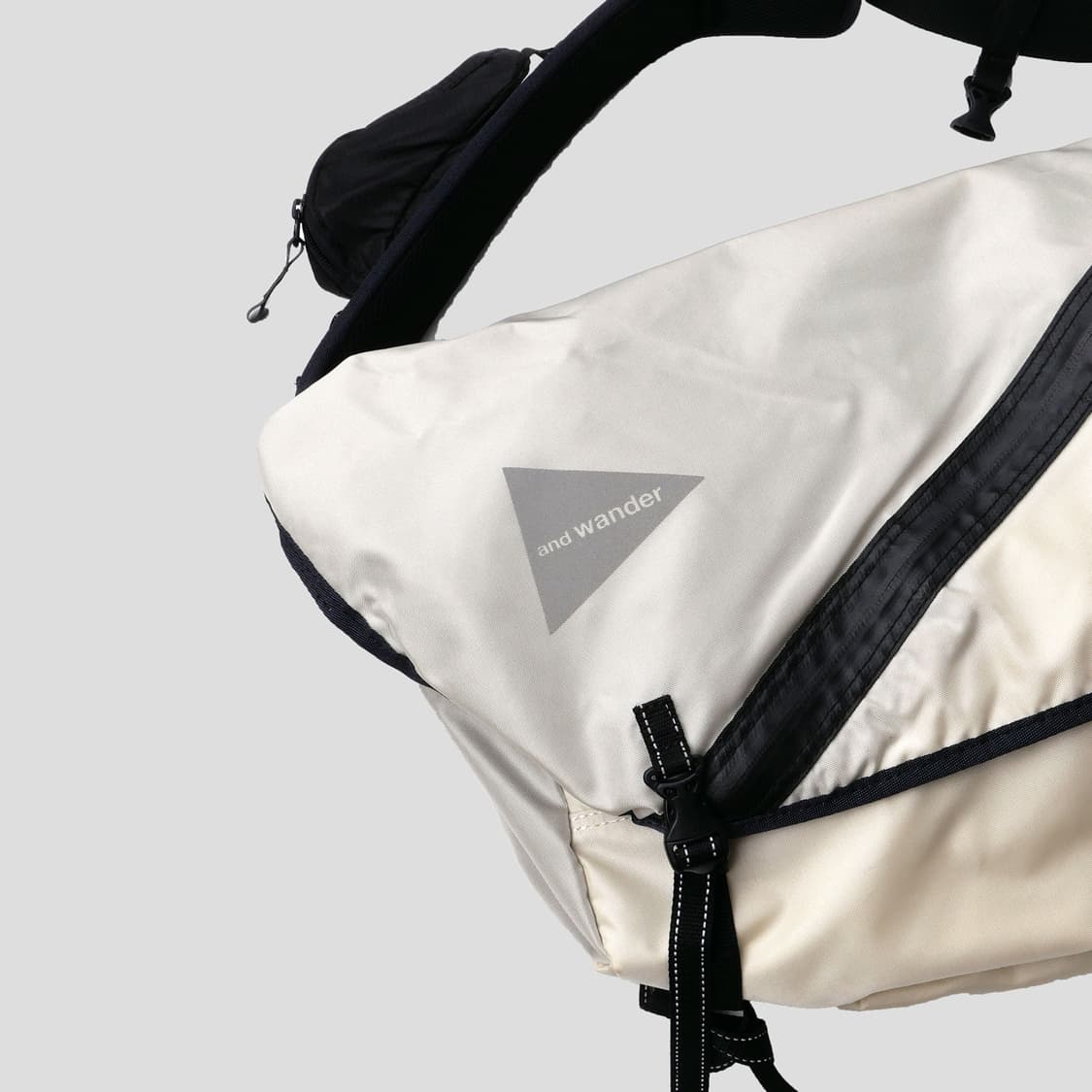 앤드원더 20L 메신저백 상품이미지3