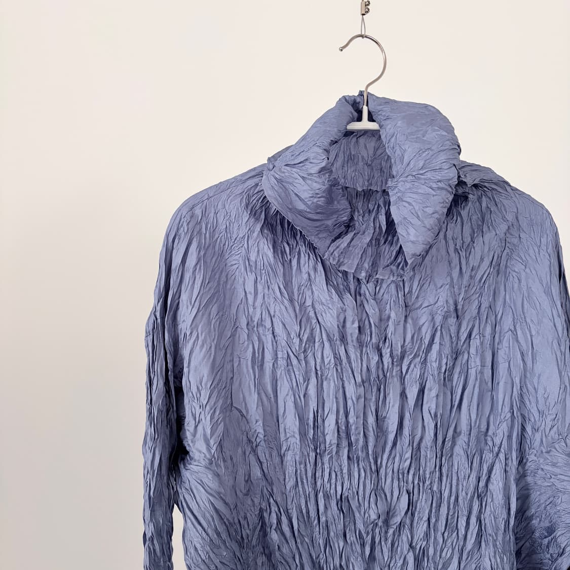 Wrinkle High Neck Blouse 상품이미지4