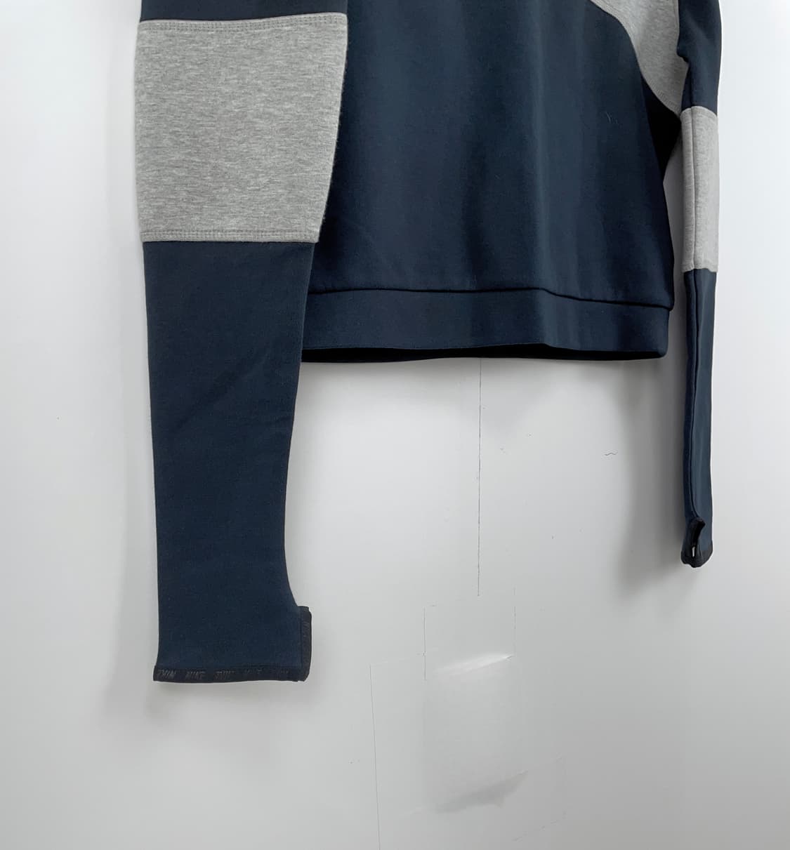 나이키[Nike] 우먼스 핑거홀 배색 백지퍼 맨투맨 상품이미지3