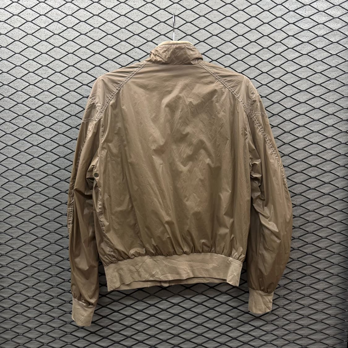 벨스타프 나일론 풀집업 A-2 자켓 투포켓 롱시보리 디테일 베이지 상품이미지3