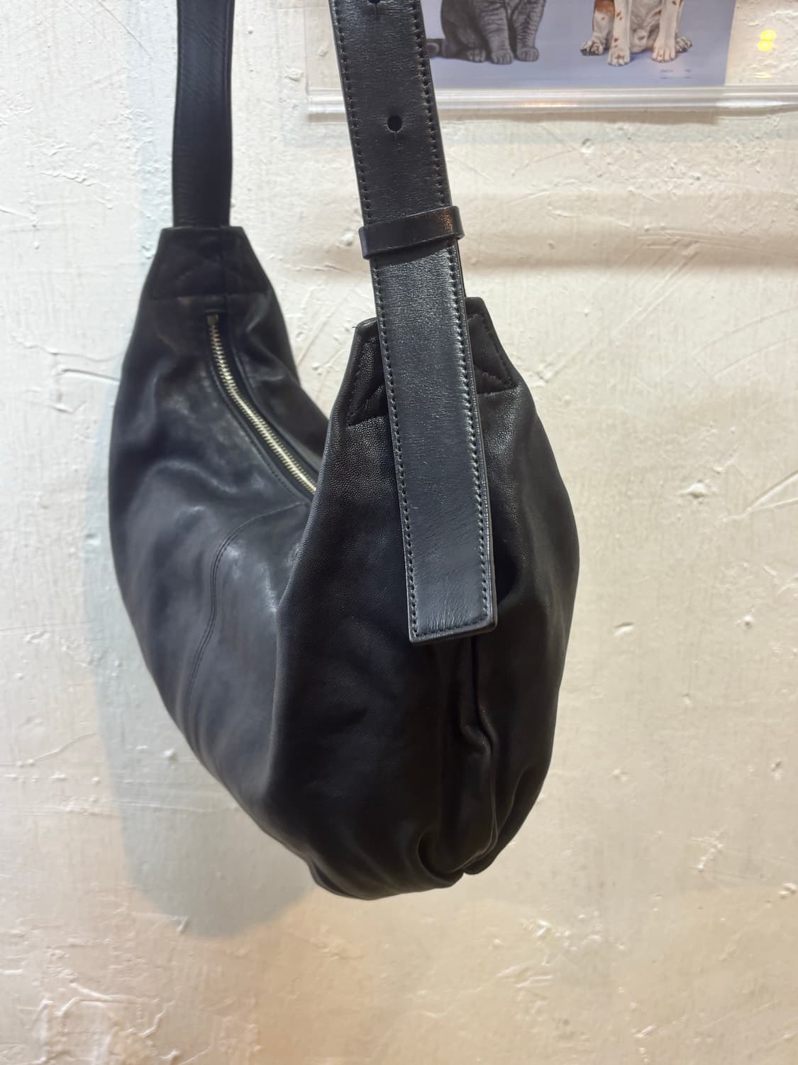 bucks & leather 미니멀 레더 반달 호보백  상품이미지4