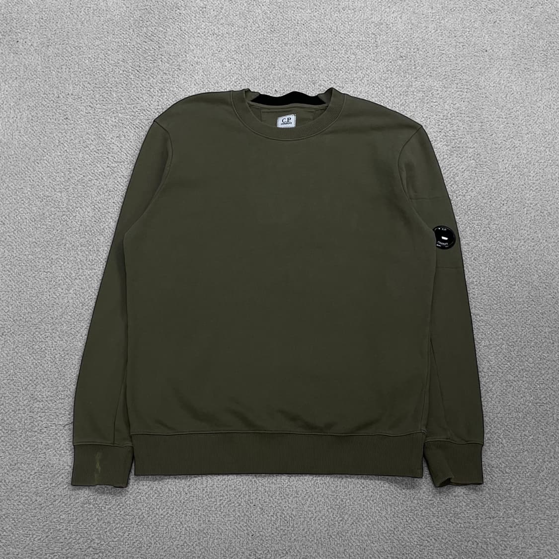 C.P 컴퍼니 렌즈 와펜 크루넥 맨투맨 카키 상품이미지1