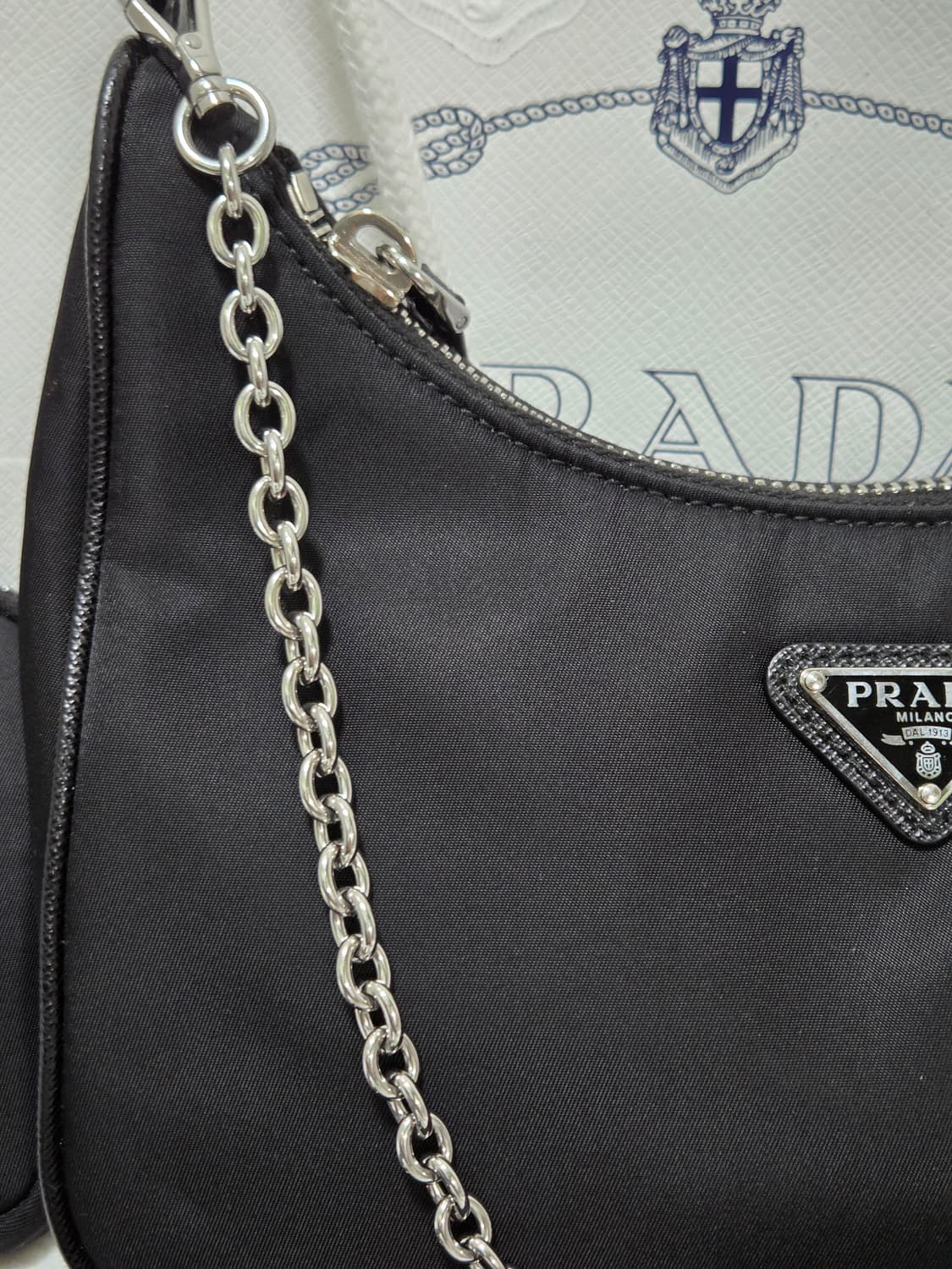 [새상품급, 25년식] 프라다 리나일론 테수토 은장 체인 호보백  상품이미지3
