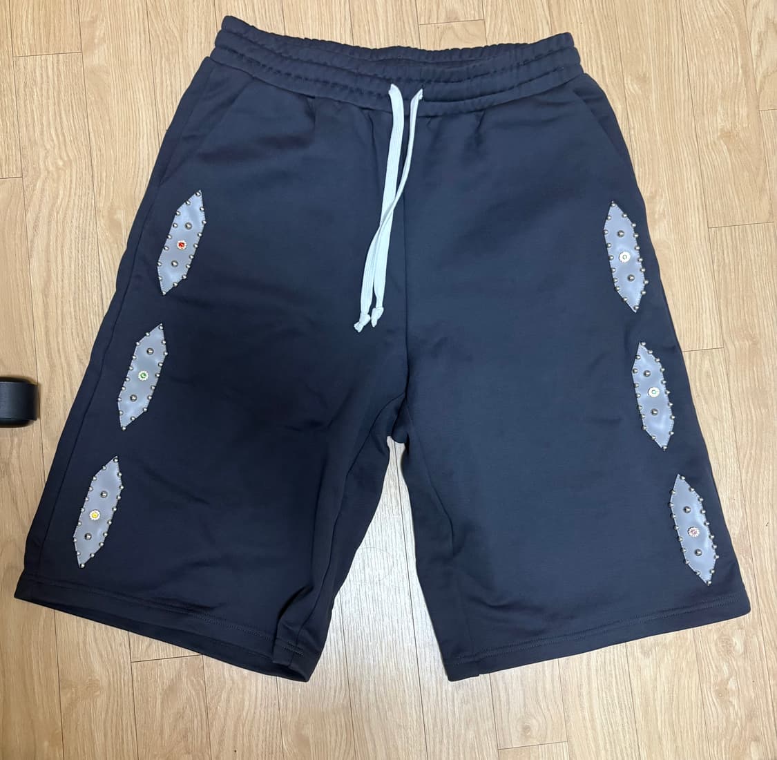 Azva studios 반바지 studded sweat shorts 상품이미지1
