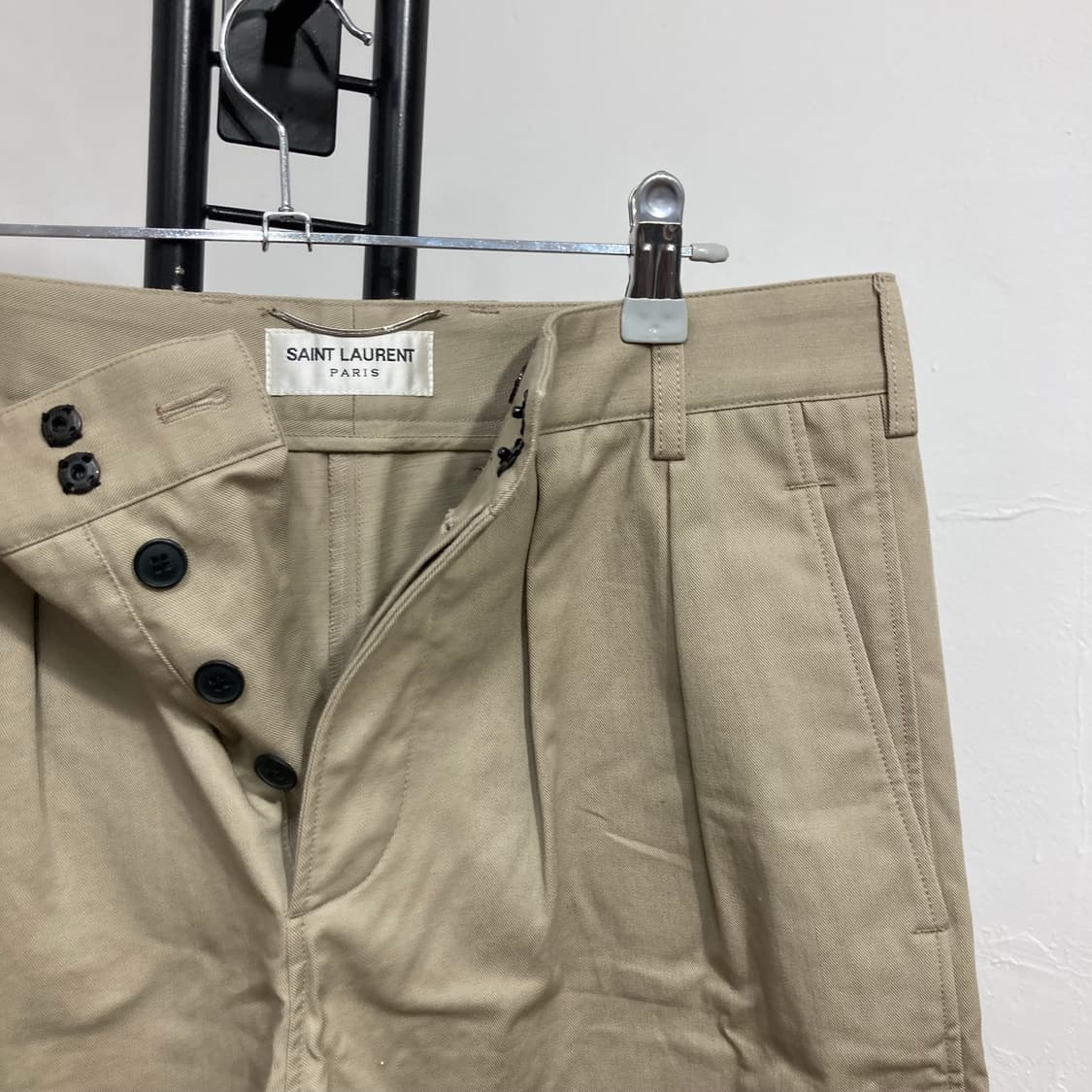 생로랑(Saint Laurent) 클래식 턱 디테일 미디 치노 반바지 상품이미지3