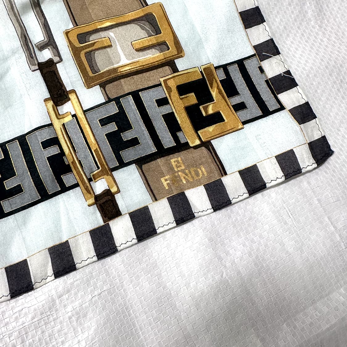 펜디 팬디 FF 로고 플레이 그래픽 프린팅 쁘띠 스카프 손수건 정품 상품이미지4