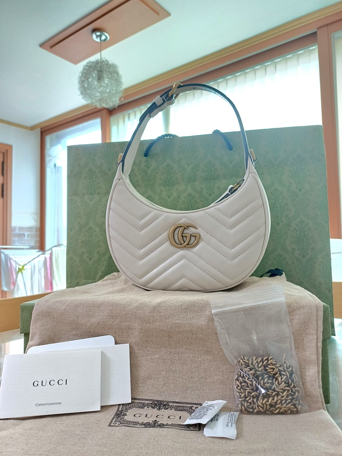 구찌 GG 마몽 하프문 쉐입 체인백 상품이미지1