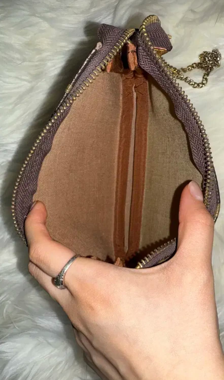 루이비통 악세수아 미니 모노그램 파우치 상품이미지5