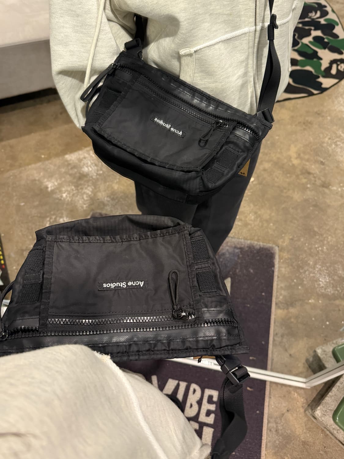 아크네 스튜디오 페이스 모티프 크로스백 상품이미지5