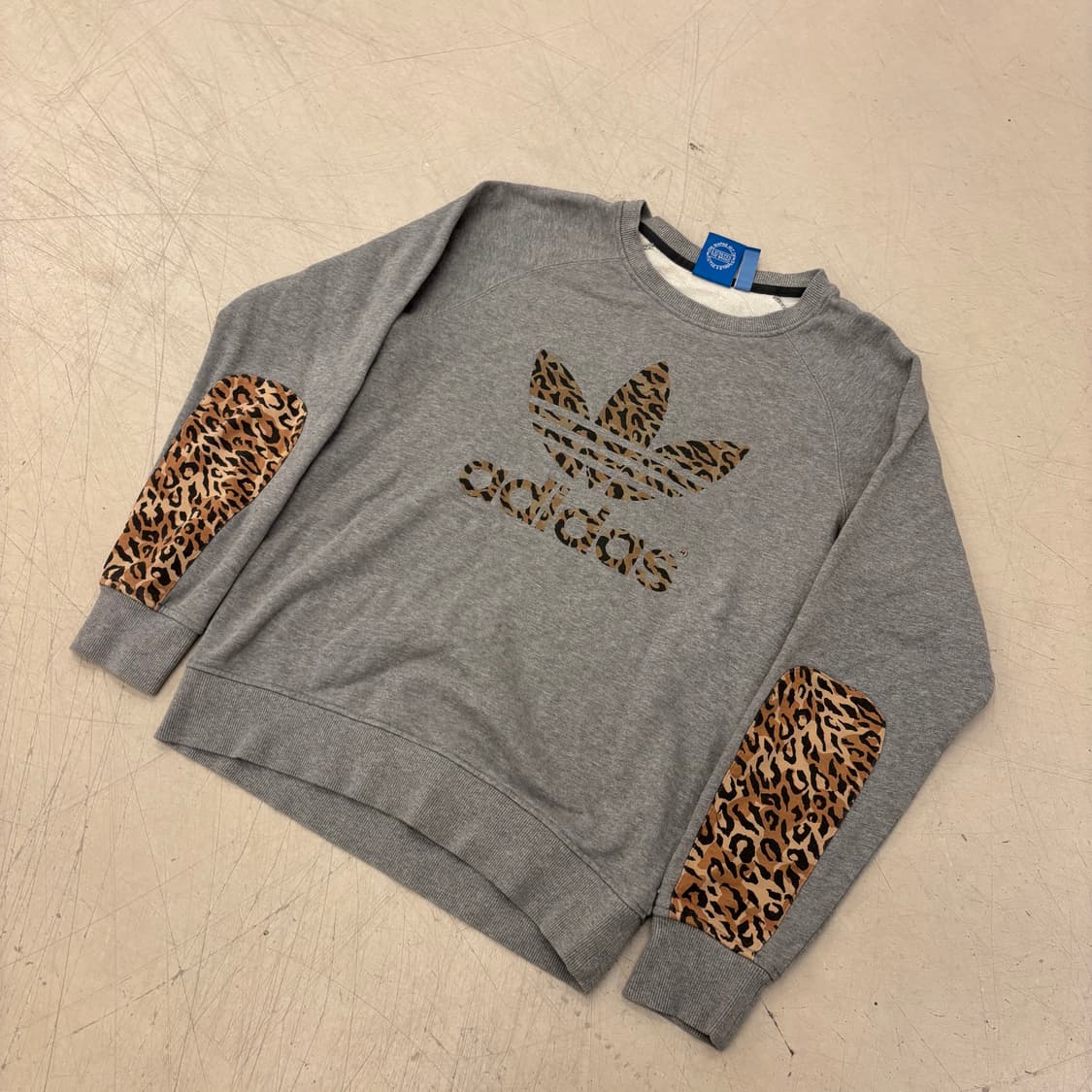 아디다스 레오파드 빅로고 맨투맨 상품이미지1