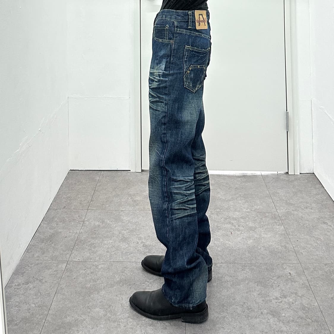 Studded Back Pocket Faded Denim Jeans 상품이미지1