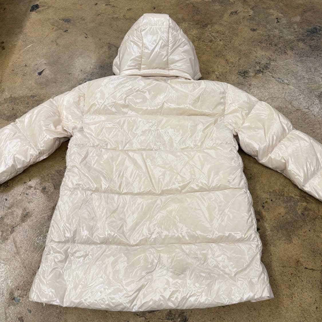 아디다스 크림 유광 패딩 상품이미지4