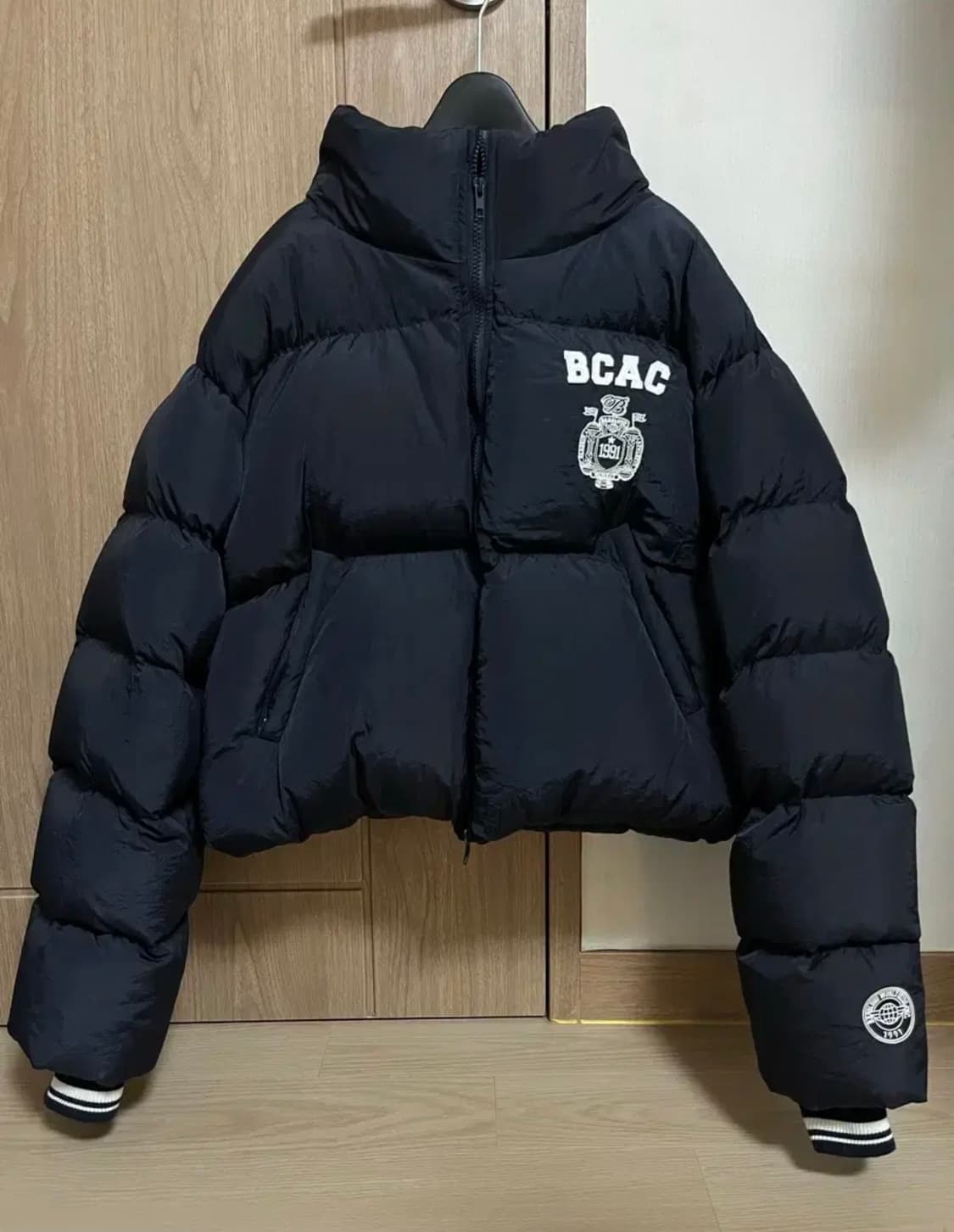 배드블러드 패딩 BCAC 엠블렘 크롭 다운 푸퍼 상품이미지1