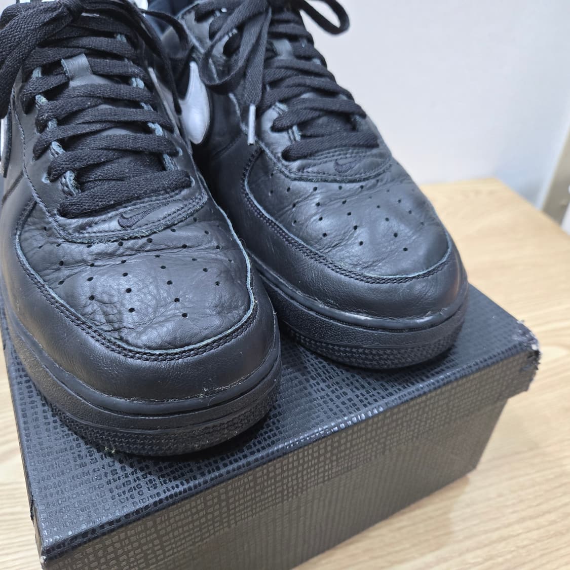 285 나이키 에어포스1 로우 레더 블랙 화이트 상품이미지5