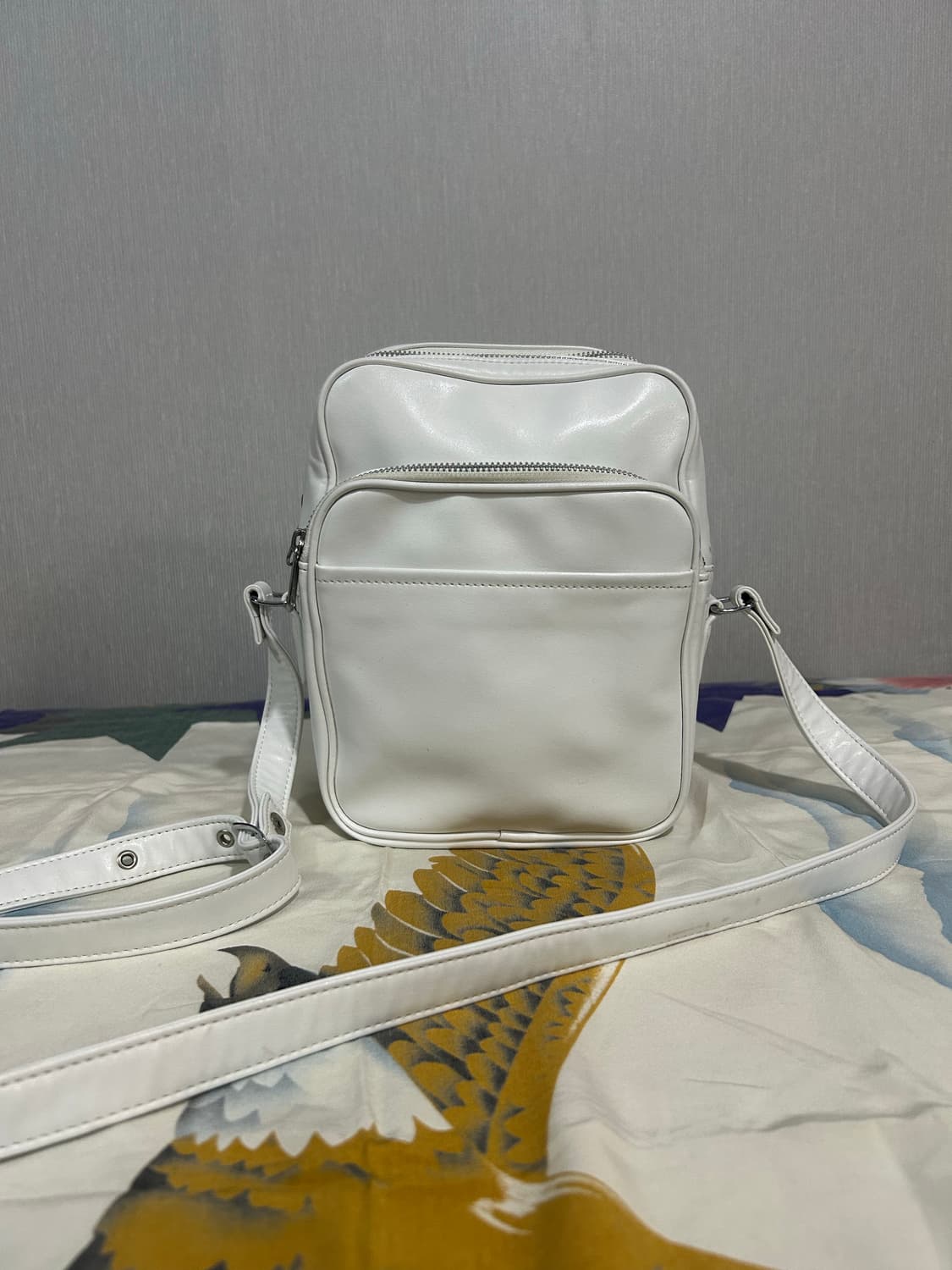 꼼데가르송 화이트크로스백 상품이미지1