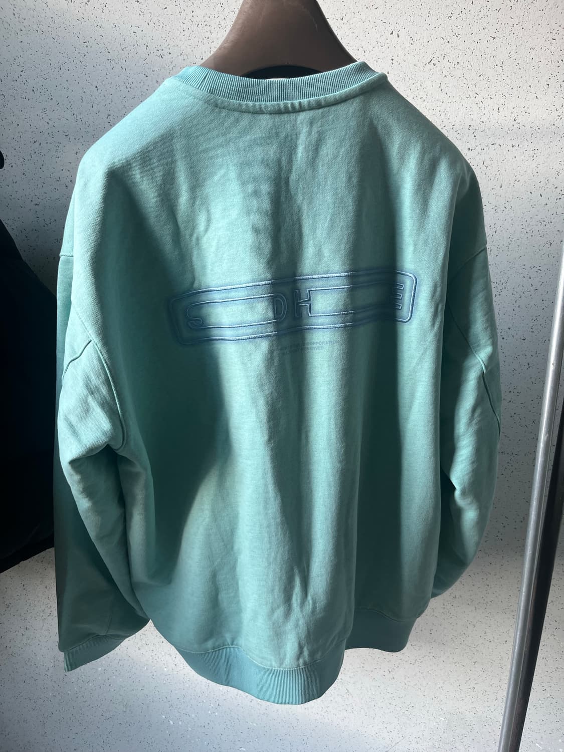 솔리드옴므 백로고 자수 맨투맨 상품이미지2