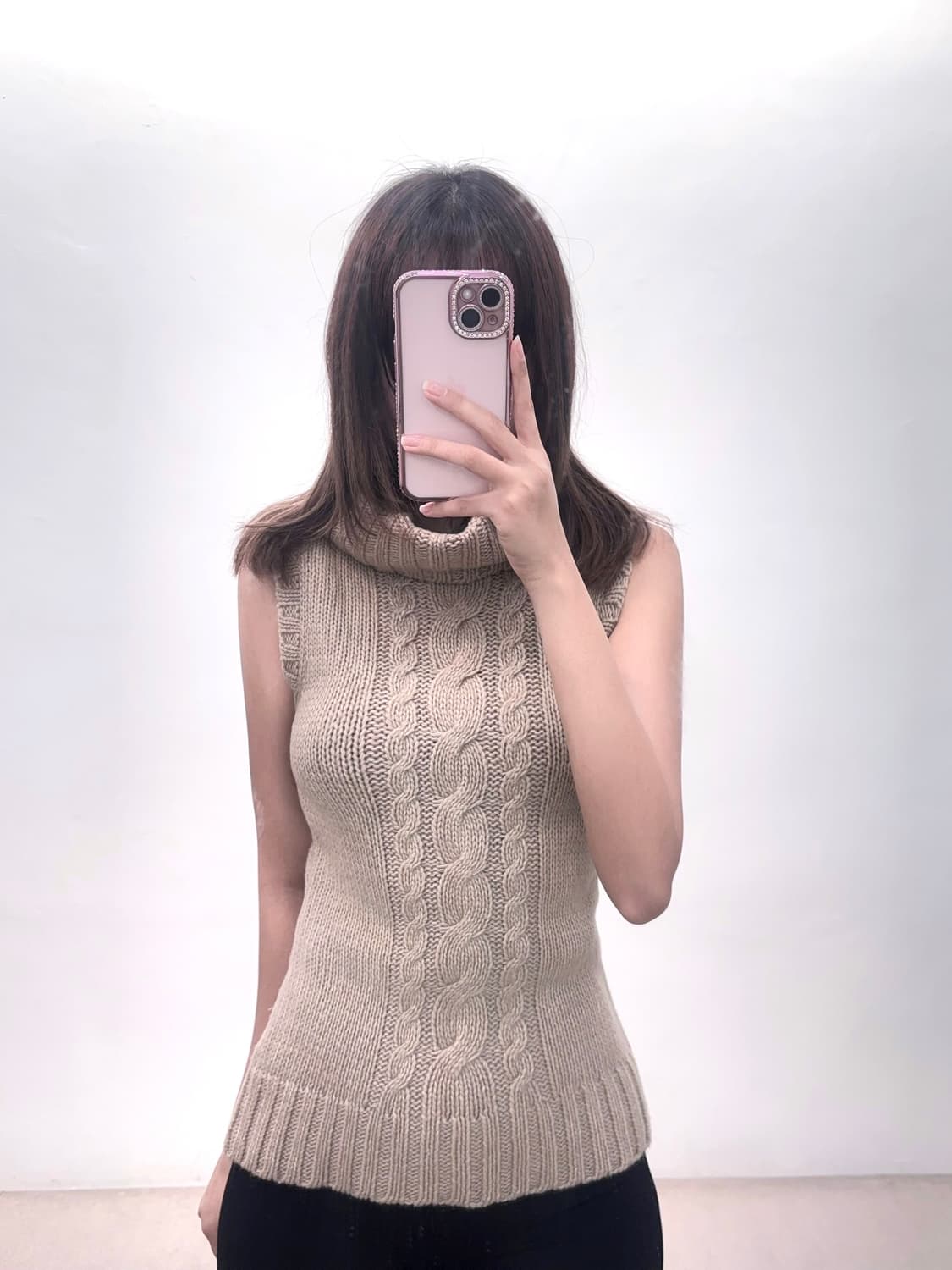 라떼갸루 로걀탑 터틀넥 슬리브리스 니트 상품이미지1