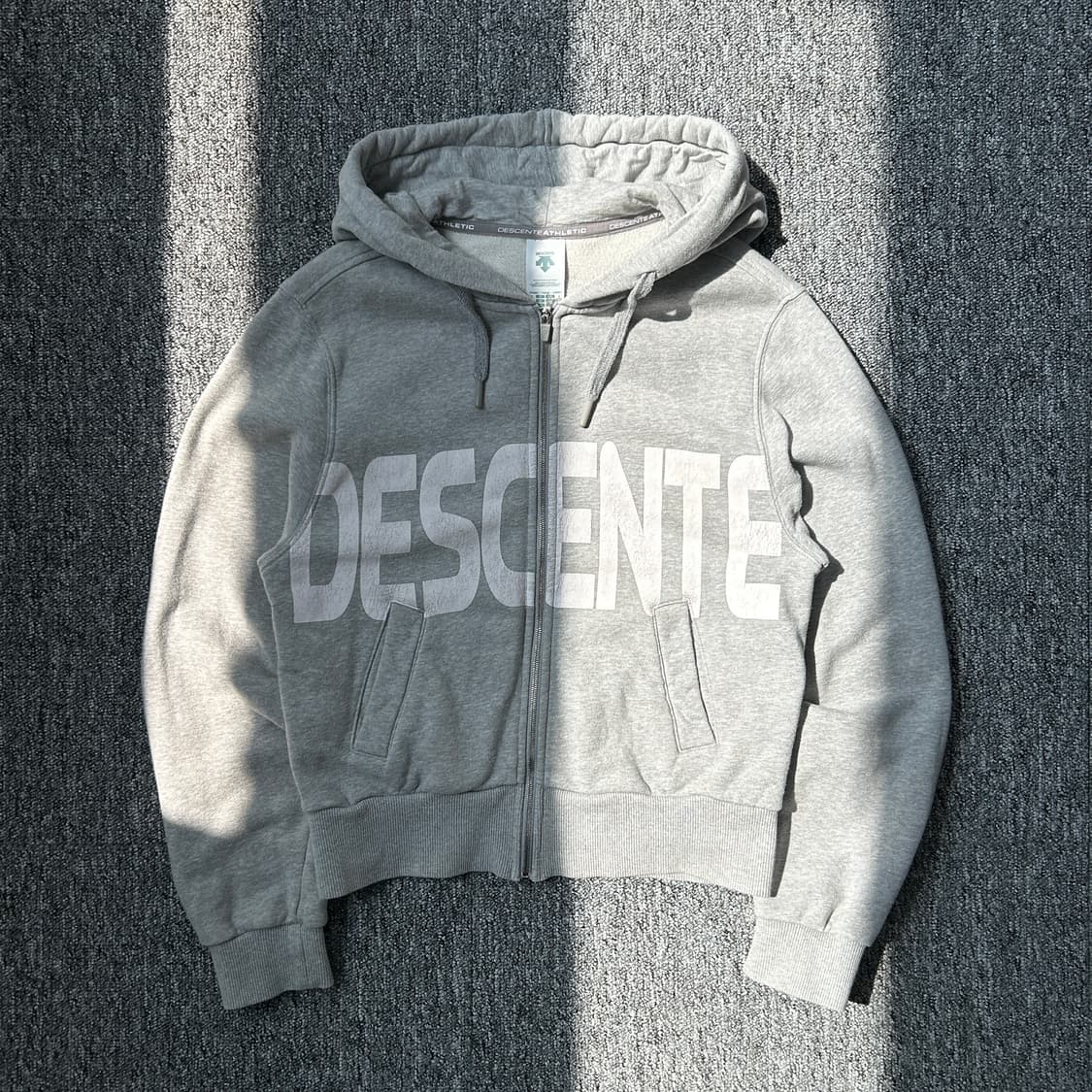 데상트 그레이 크롭 레터링 후드집업 상품이미지1