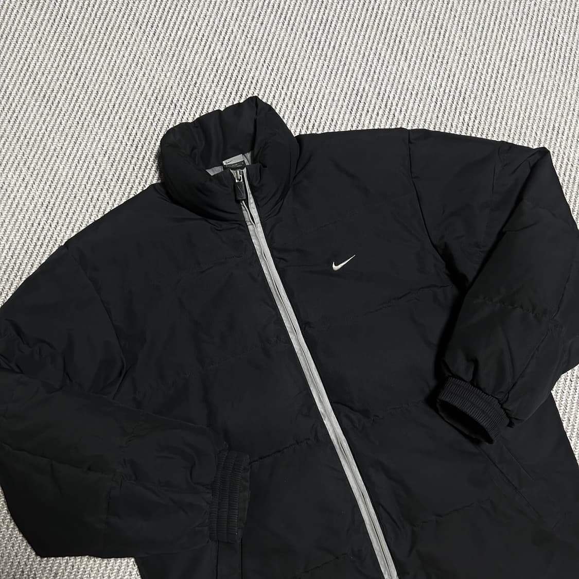 [XL] Nike 나이키 올드스쿨 덕다운 검/회 스우시 패딩 점퍼 상품이미지2