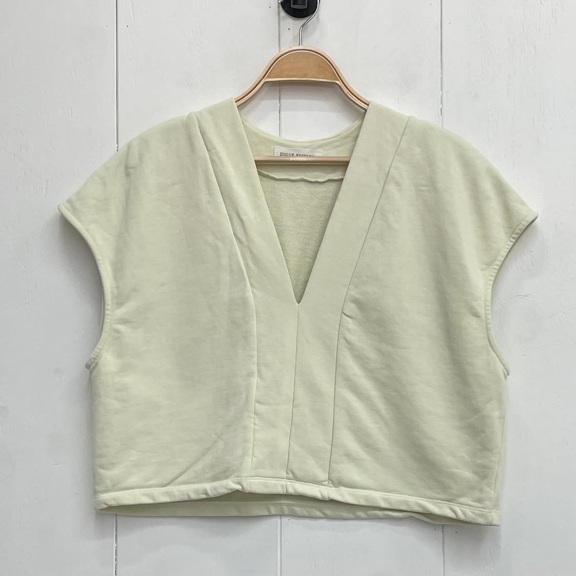 디그 에디션 V넥 크롭 스웨트 베스트 상품이미지2