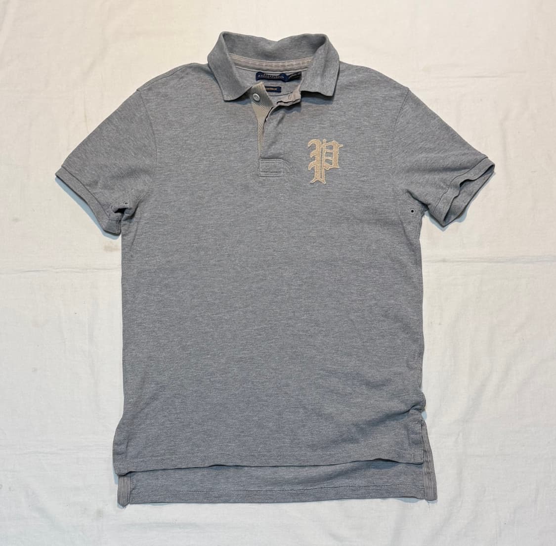 폴로 랄프로렌 올드 잉글리쉬 P로고 카라티 그레이 상품이미지1