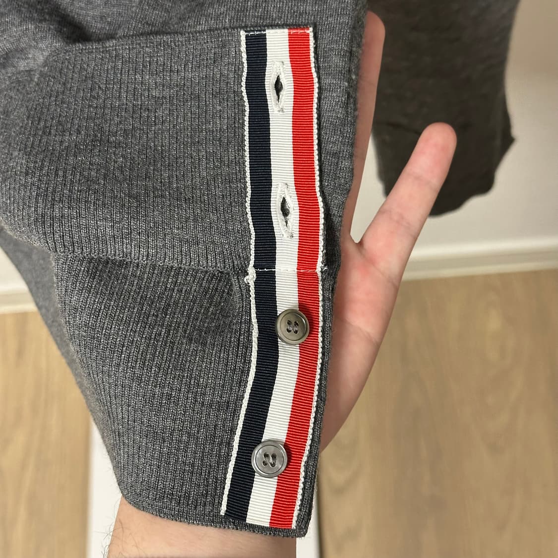 [4] 톰브라운 사선완장 메리노 울 니트 그레이 상품이미지7