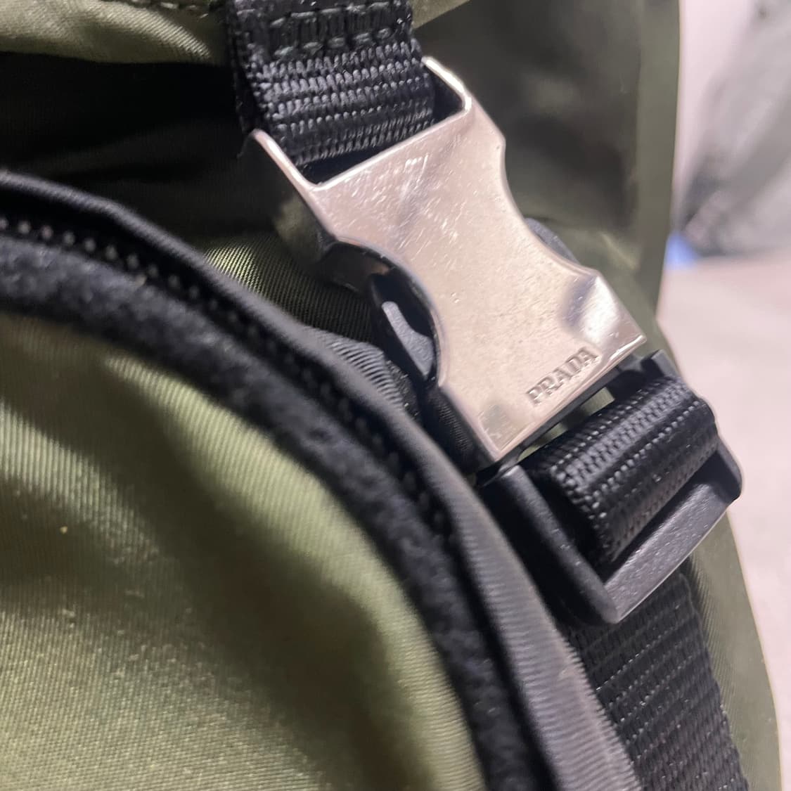 프라다 포코노 나일론 삼각 로고 올리브 그린 백팩 가방 kenijima 상품이미지4