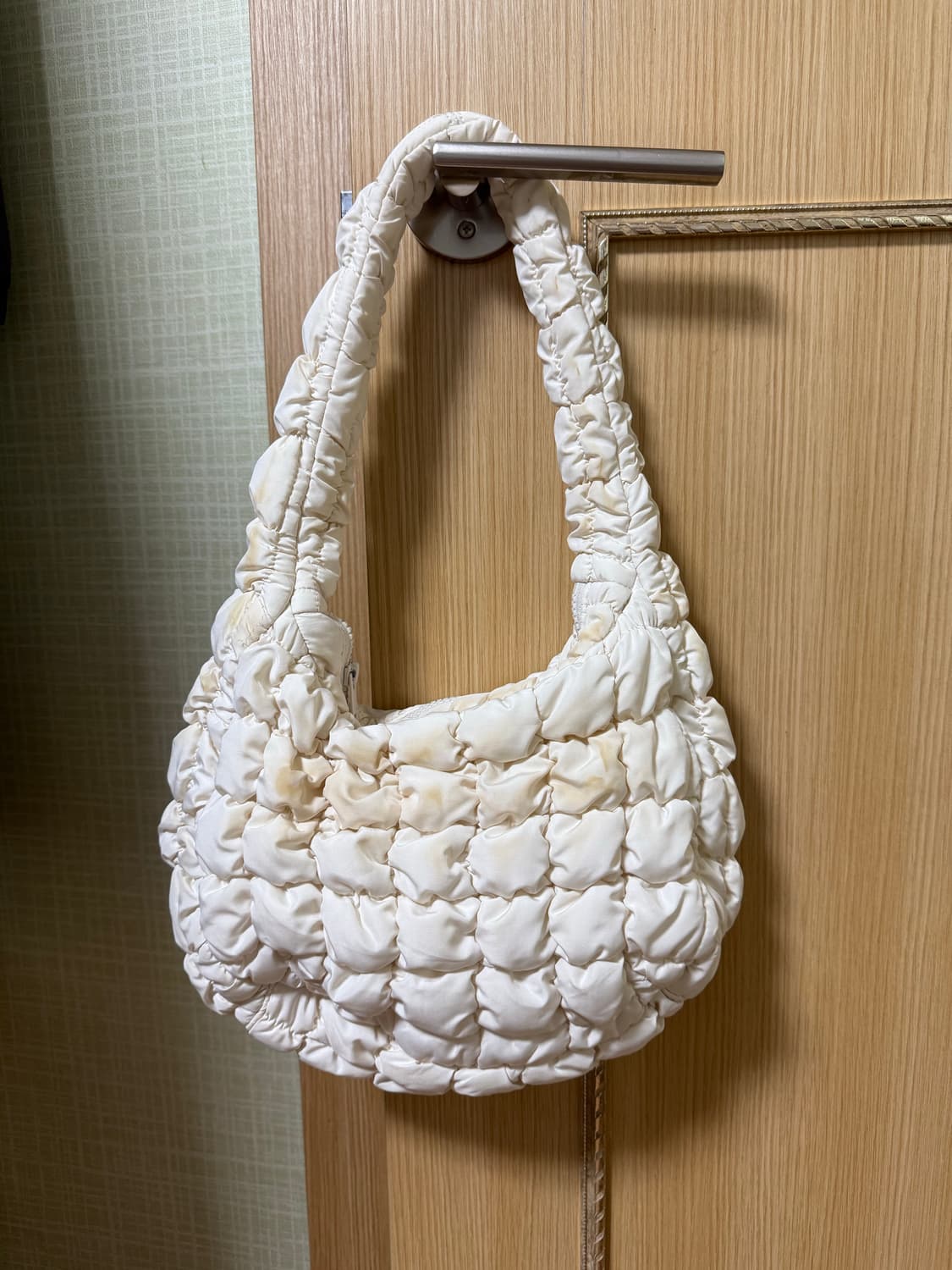 코스 퀼티드 미니백 크림 상품이미지2