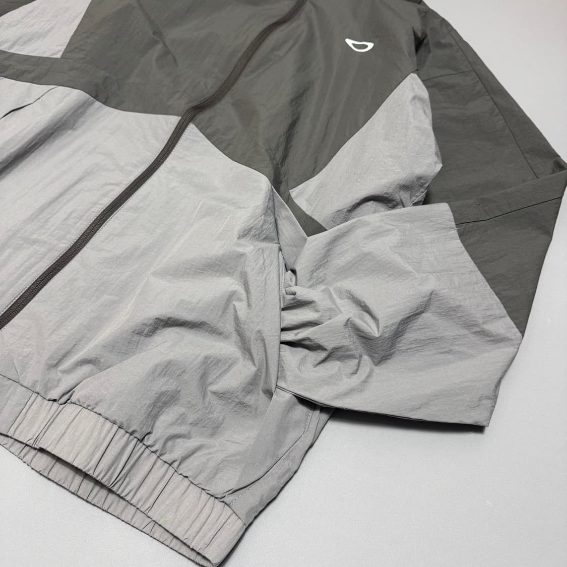 오클리(OAKLEY) 차콜 그레이 컬러블록 테크 하이넥 윈드브레이커 상품이미지5