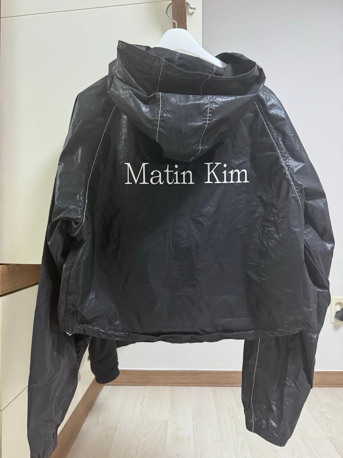 (W) 마뗑킴 마뗑 크롭 후디 코팅 점퍼 블랙 상품이미지2