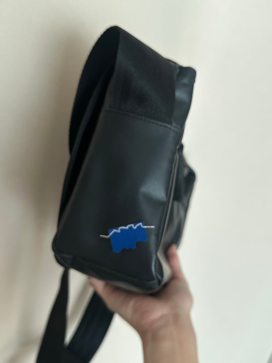 아더에러 트레이스 애드모어 크로스바디백 블랙 상품이미지4