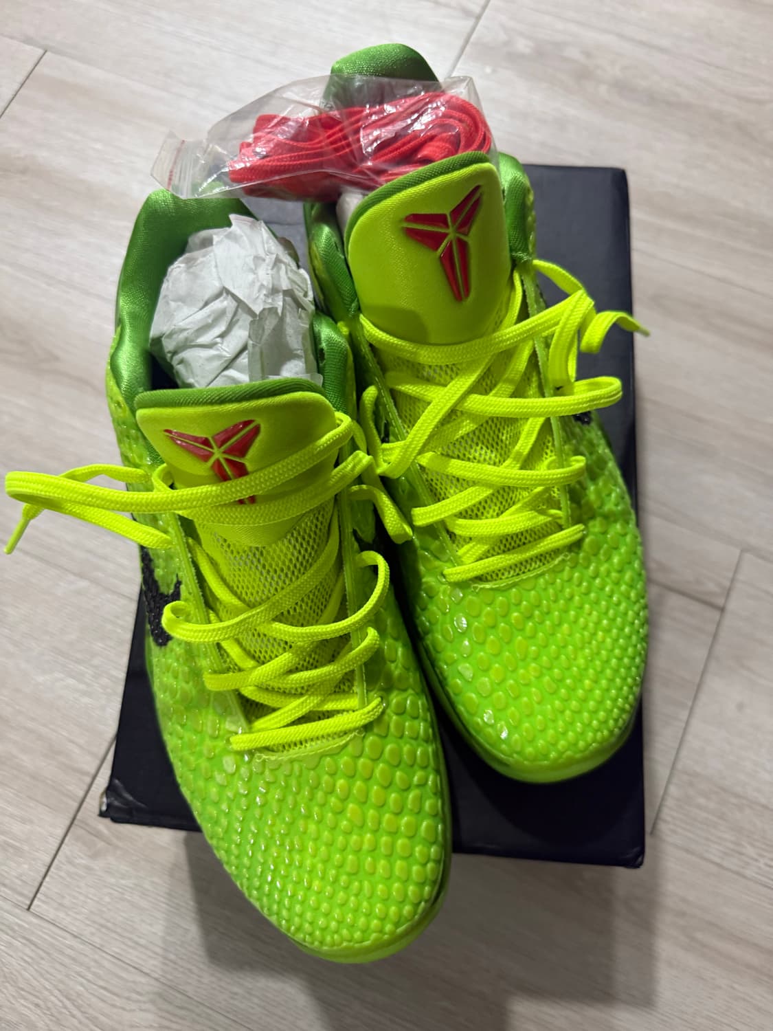 코비6 그린치 상품이미지1