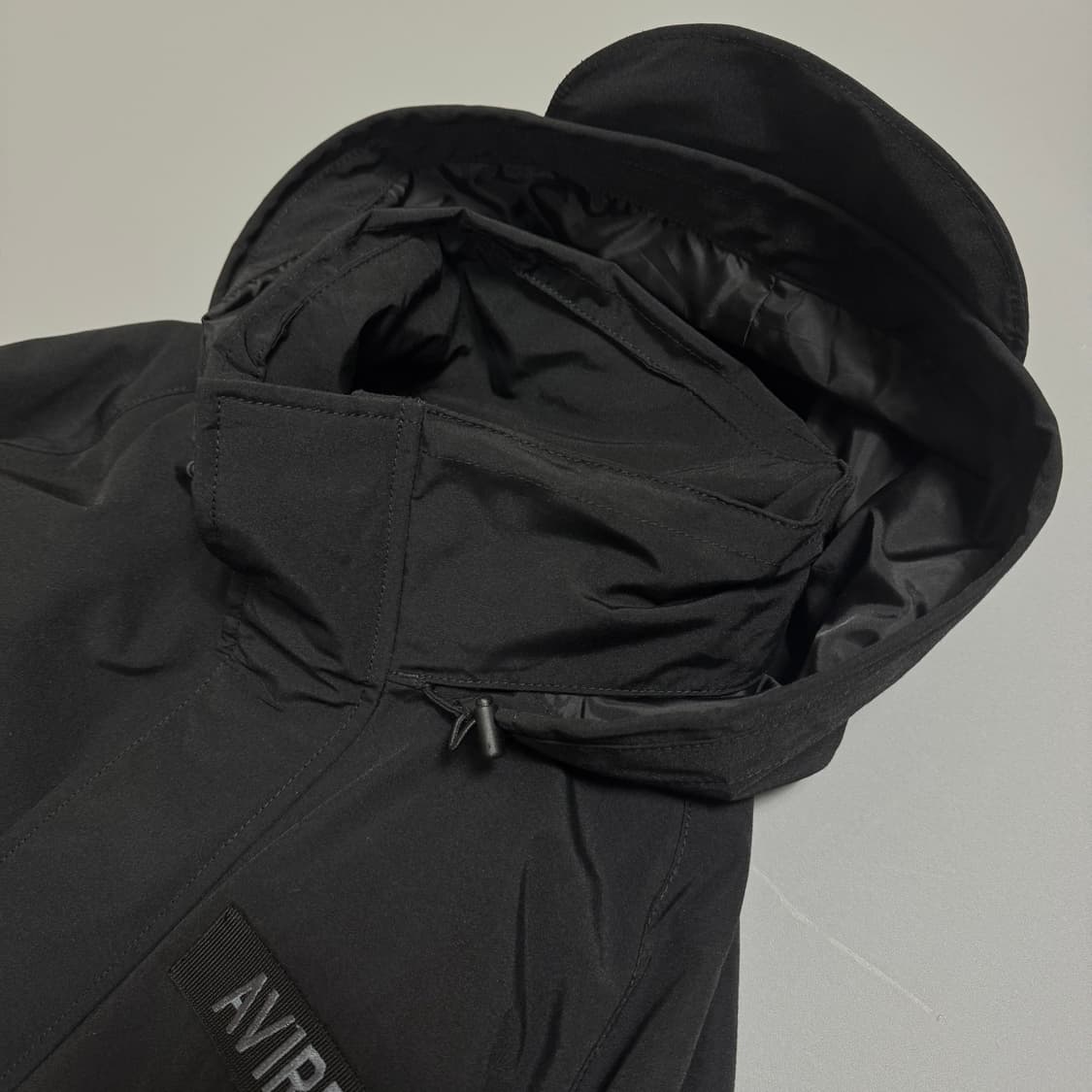 아비렉스(AVIREX) 블랙컬러 자수 네임라벨 2way 후드 패디드 파카 상품이미지5