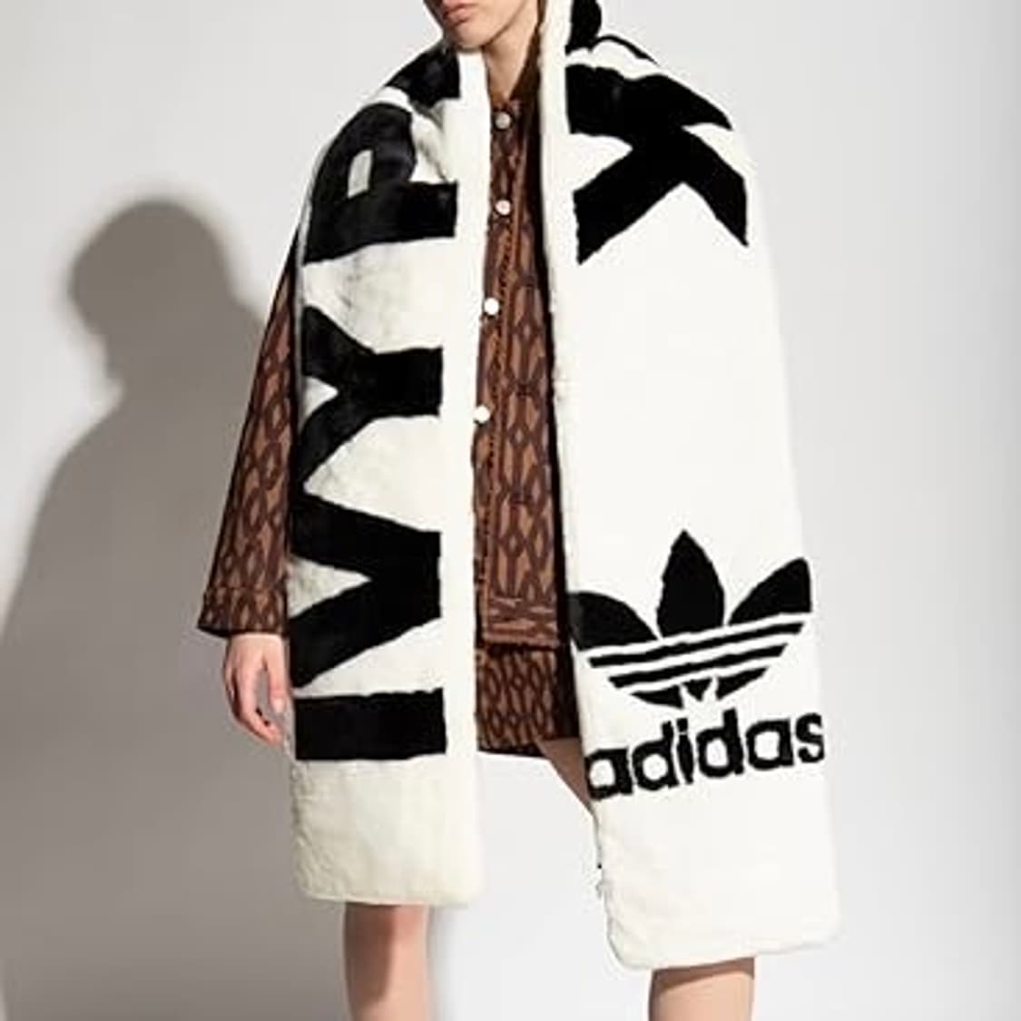 아디다스 x 아이비파크 리미티드 인조 퍼 스카프 상품이미지9