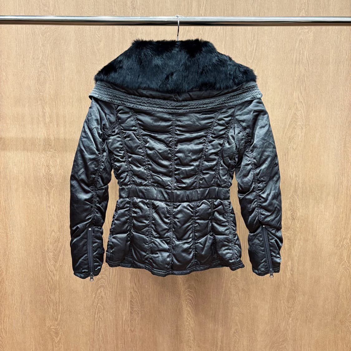 막스앤코 슬림핏 숏 퀄팅 패딩 자켓 넥 라인 블랙 퍼 트리밍 디테일 차콜 상품이미지3