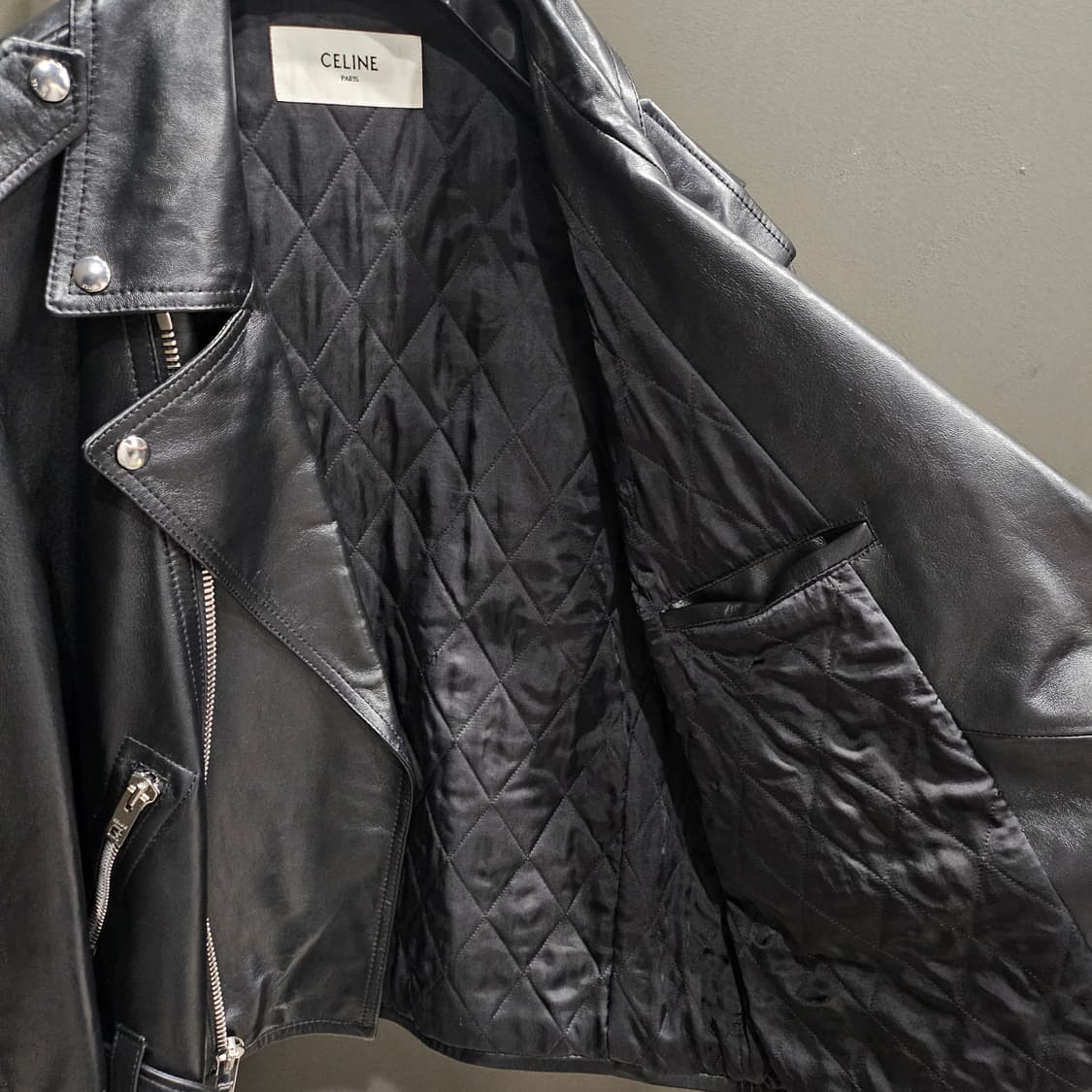 셀린느 옴므 텍스처드 레더 지퍼

클로저 바이커 가죽자켓 상품이미지4