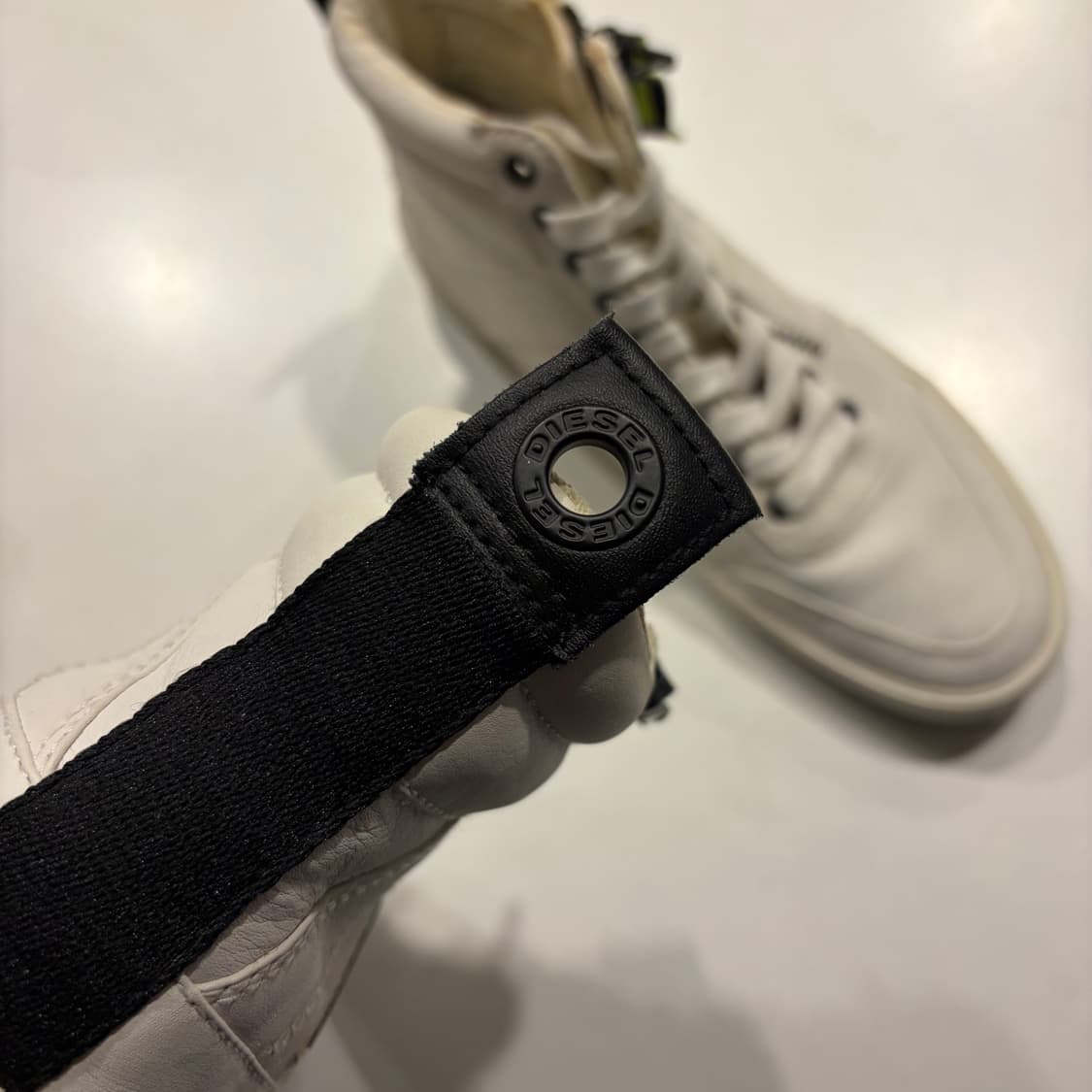 [255] 디젤 화이트 하이탑 스니커즈 지퍼 디테일 상품이미지5