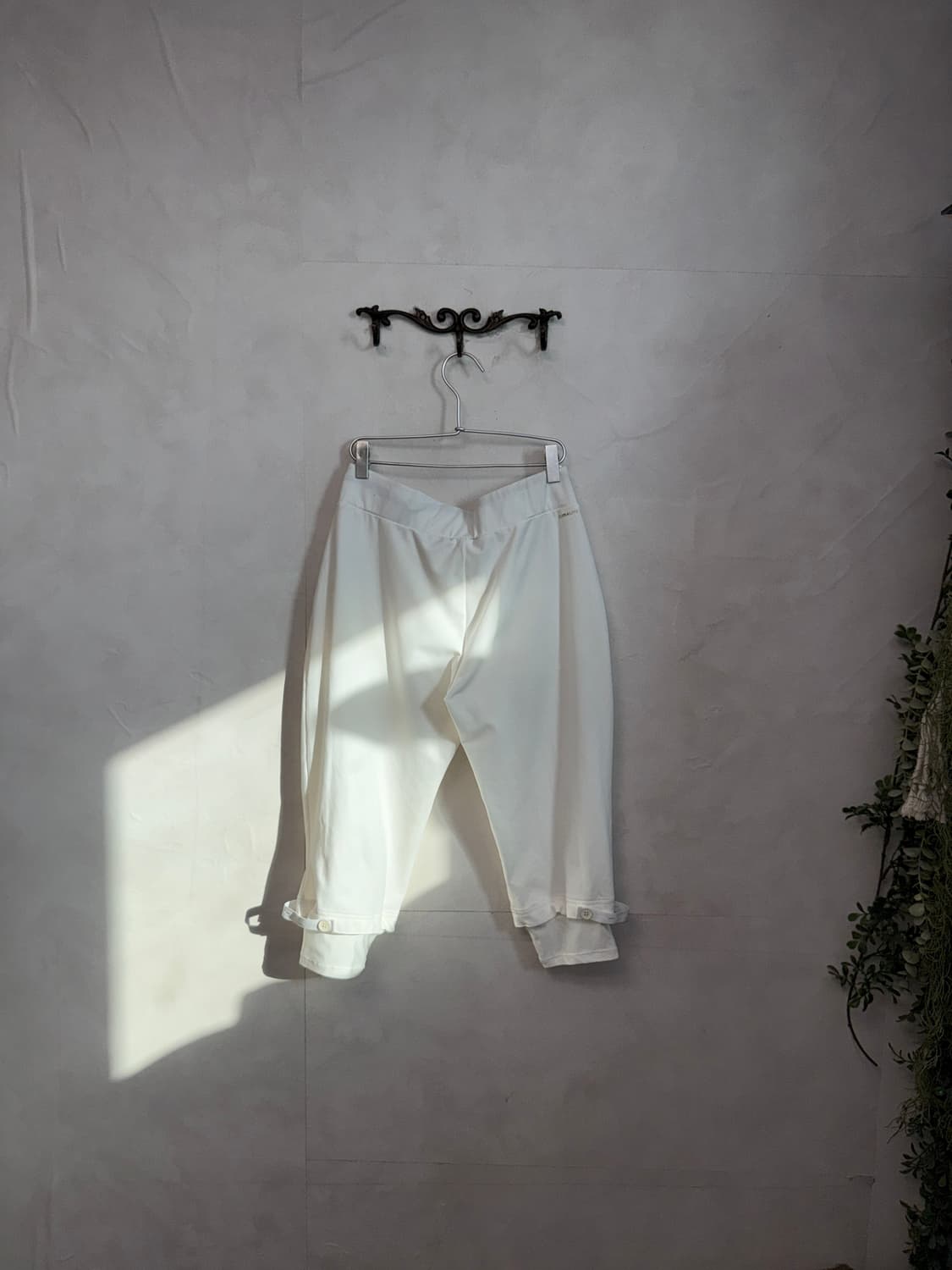 Adidas white jogger capri pants 상품이미지2