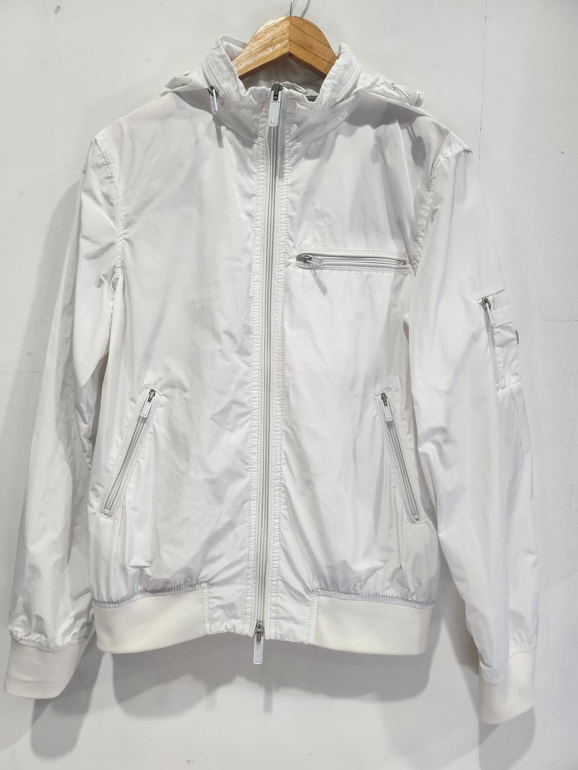 아르마니진스 화이트 바람막이 M 상품이미지1