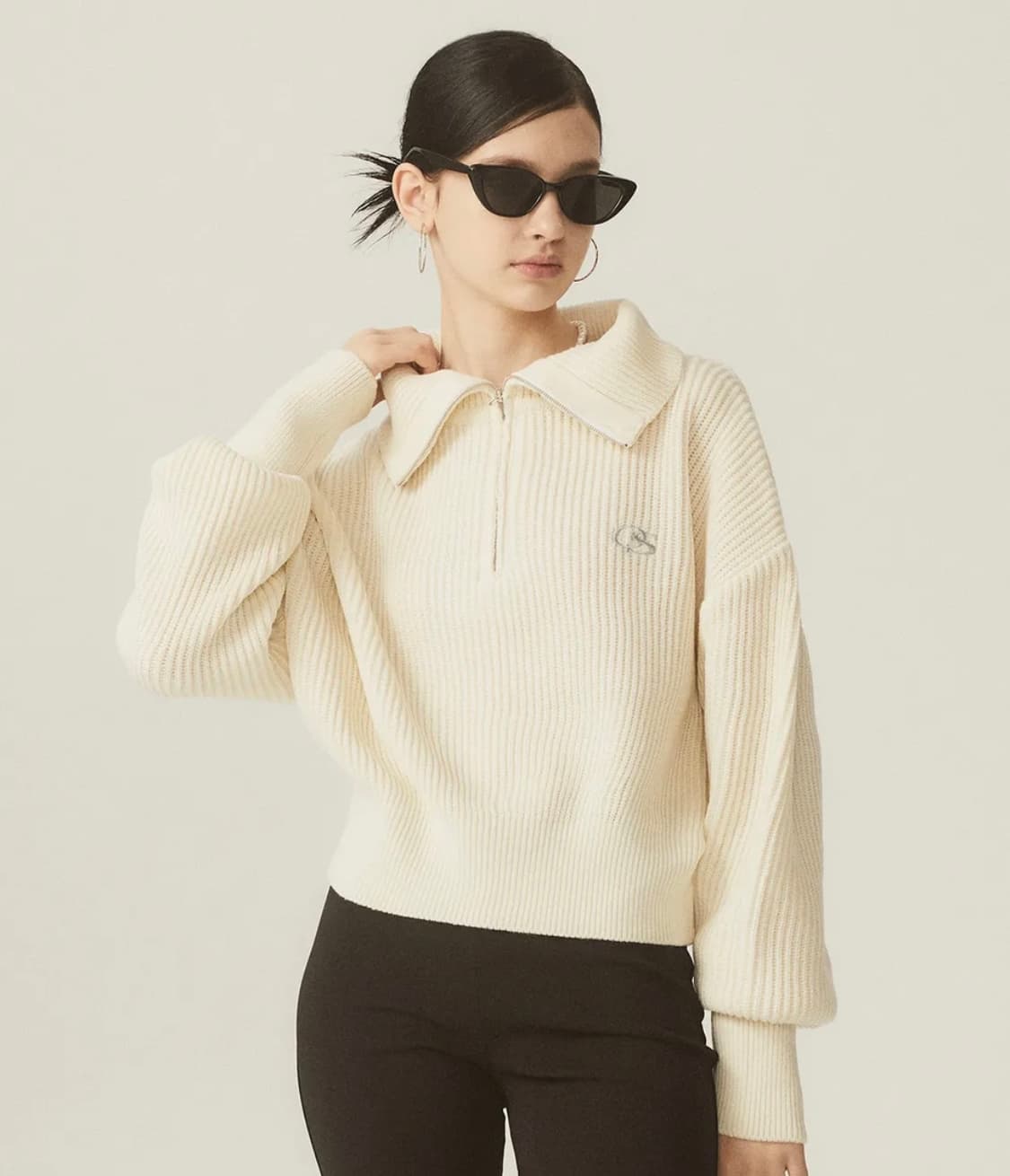 오드스튜디오 크롭 니트 하프집업 상품이미지1