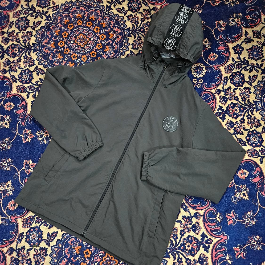 파리생제르망 시그니쳐 가슴 패치 후드 바람막이 XL size 상품이미지1